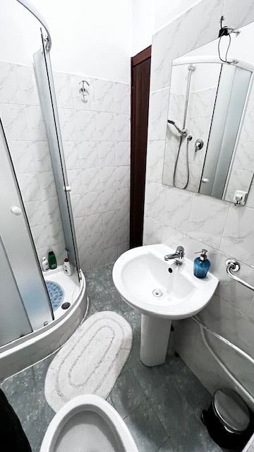 SGiovanni-room5-bathroom